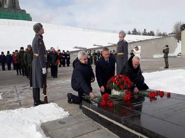 Ветераны и юнармейцы почтили память маршала Чуйкова на Мамаевом кургане.